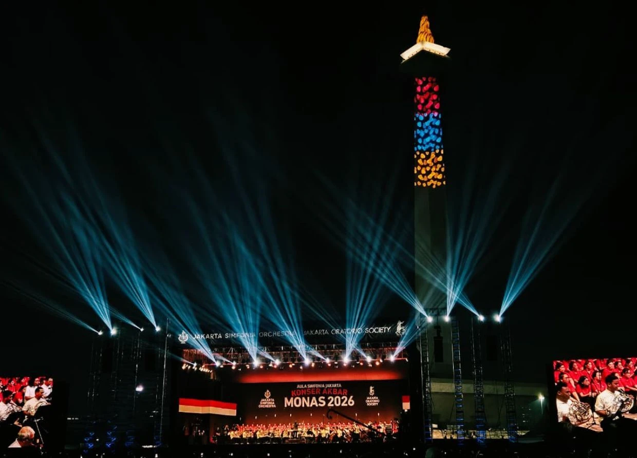 A FULL ORCHESTRA PLAYED BEETHOVEN'S NINTH IN THE SHADOW OF MONAS AND THOUSANDS SHOWED UP