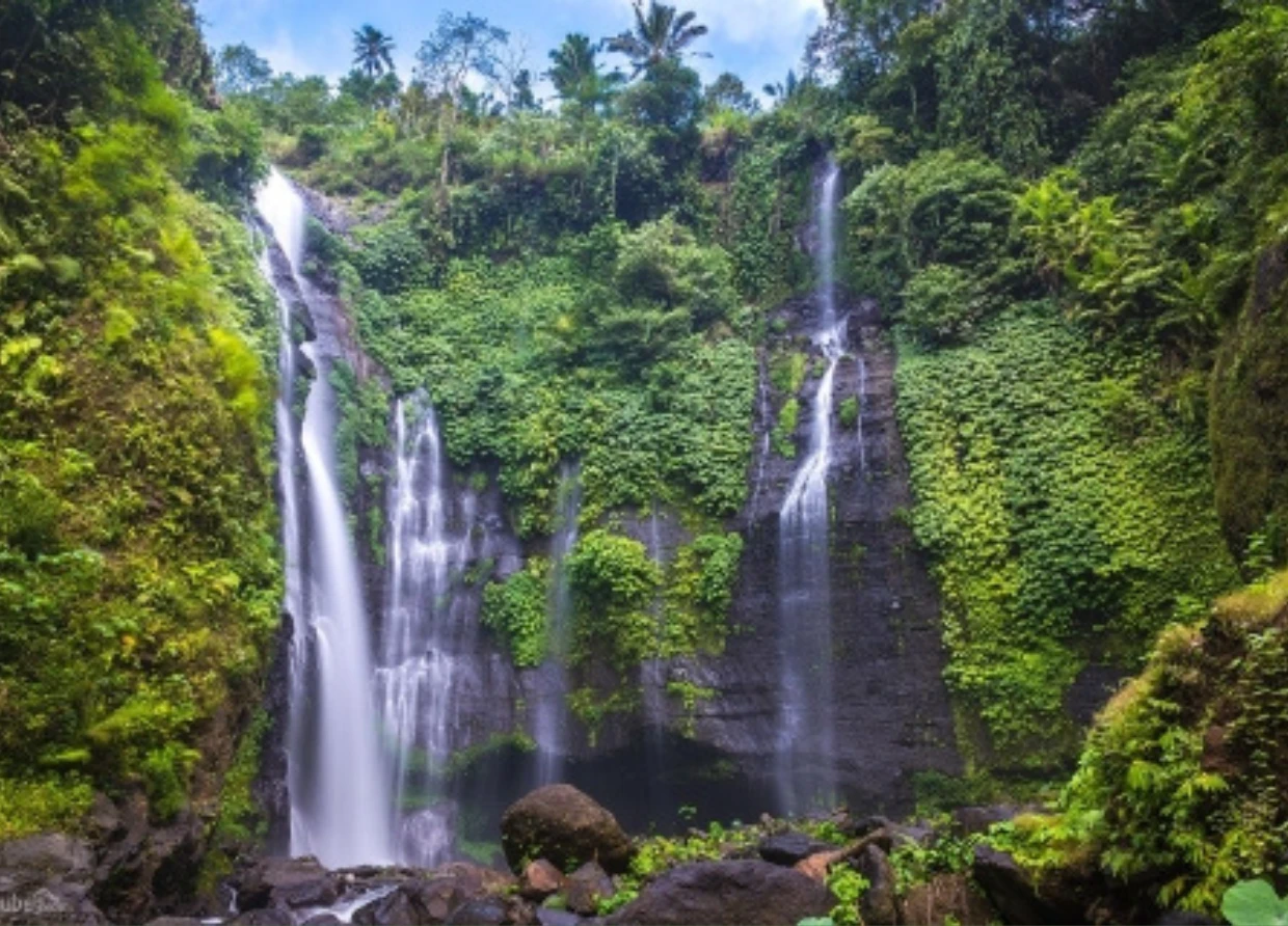 NEW TREND: SAYING "I DO" AT BALI'S STUNNING NUNGNUNG WATERFALL