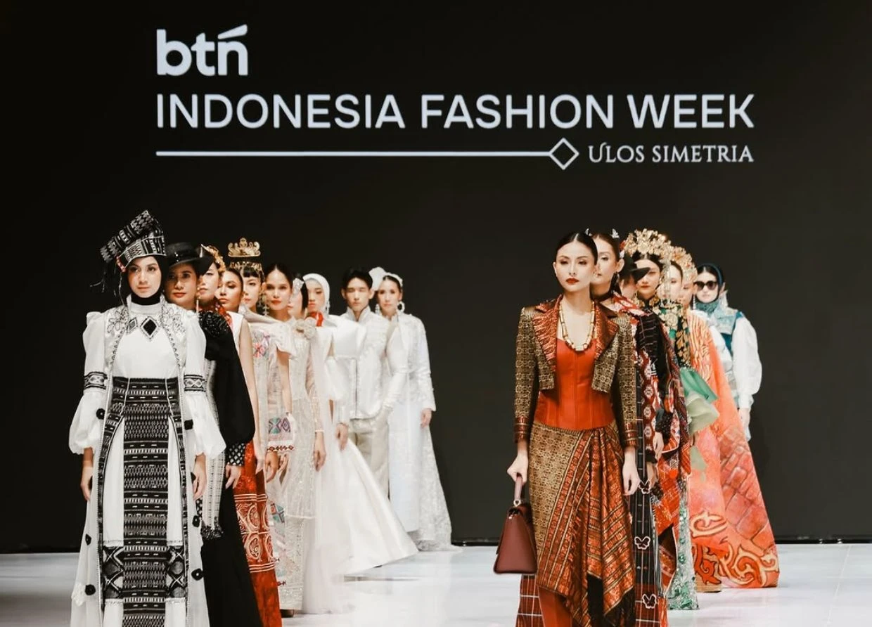 ULOS SIMETRIA ISN'T A TREND AT INDONESIA FASHION WEEK 2026. IT'S A RULEBOOK. 