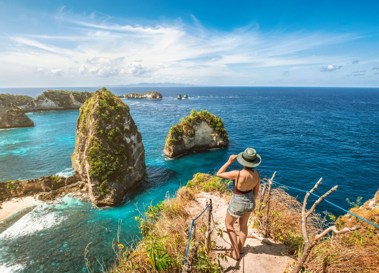 DRONE FOOTAGE REVEALS STUNNING PERSPECTIVE OF BALI'S DIAMOND BEACH HIKING TRAIL