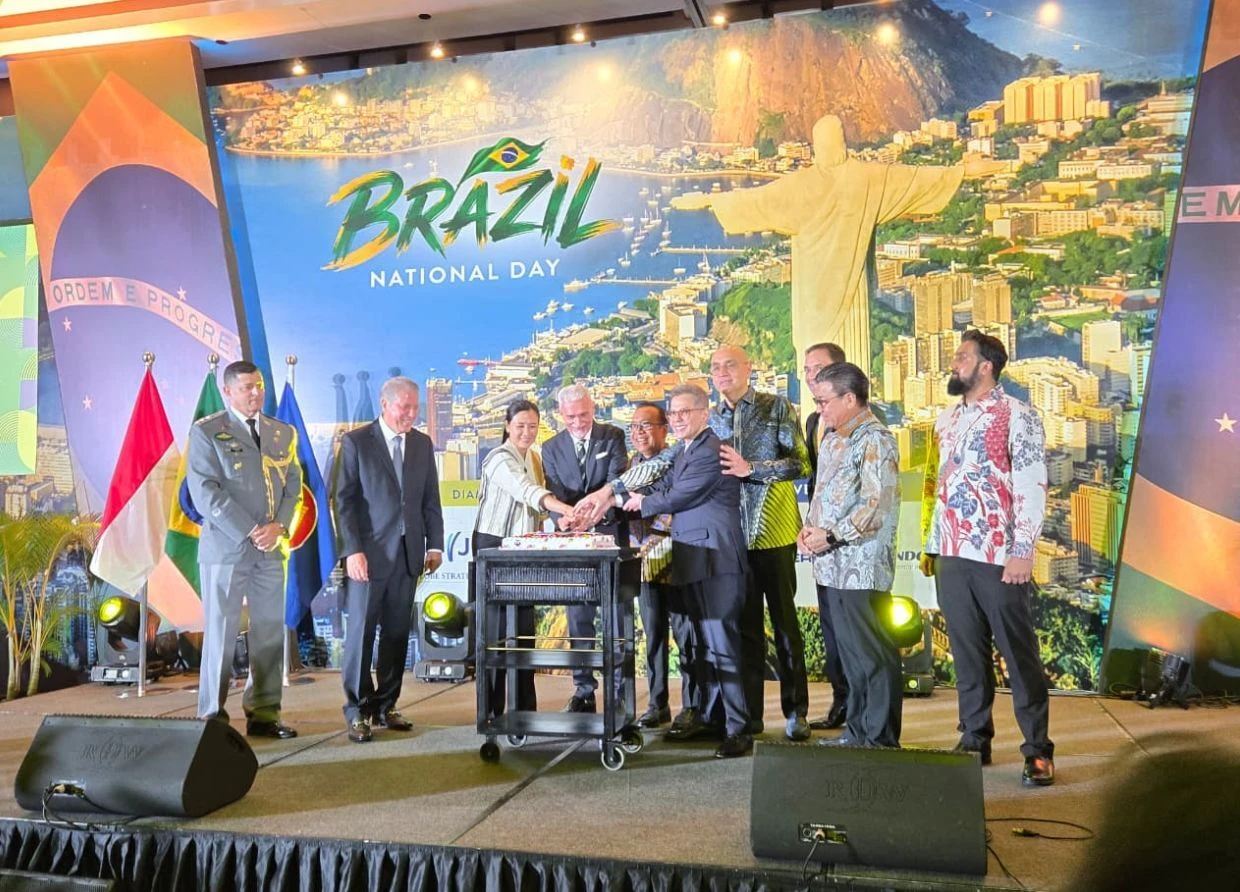 BRAZIL JUST TURNED 204. JAKARTA'S DIPLOMATIC CROWD SHOWED UP IN BATIK TO CELEBRATE.